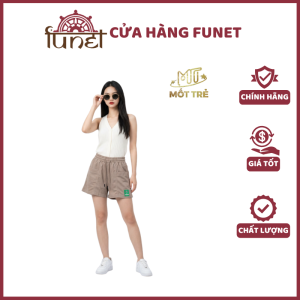 Quần short nữ Mốt Trẻ màu nâu be vải tổ ong nhí giãn 2C form suông lưng thun dây rút có túi hai bên patch logo thêu phối cùng áo tanktop trắng và sneaker trắng