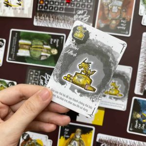 Cận cảnh thẻ Đặc Biệt trong board game Thiên Mệnh – hoạ tiết rồng vàng phong cách thủy mặc cổ điển